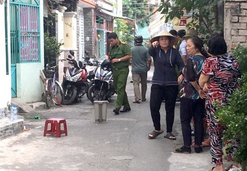 Đi chơi về khuya bị nhắc nhở, nam thanh niên đâm 2 cha con trọng thương