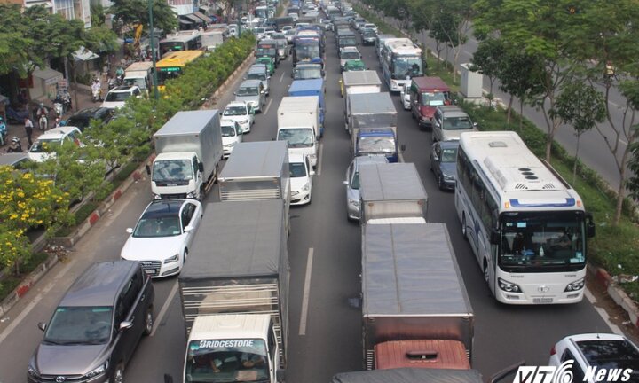 Đại lộ Phạm Văn Đông kẹt cứng, giao thông hỗn loạn