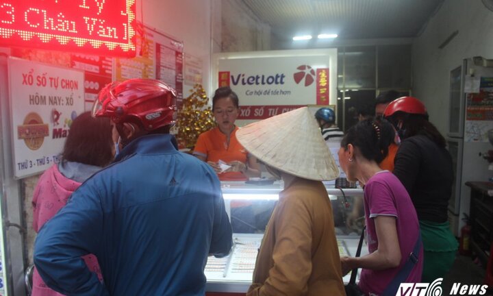 Vietlott đạt giải kỉ lục 172 tỷ đồng, dân Sài Gòn chen chúc tìm vận may