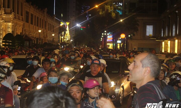 Đường phố Sài Gòn ùn tắc, hỗn loạn trong đêm Giáng sinh