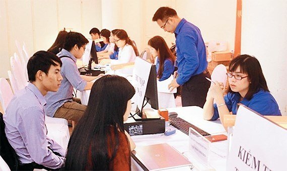 Công chức TP.HCM đi làm phải mặc áo sơ mi, quần tây