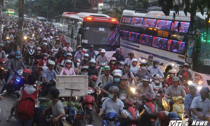 Bến xe quá tải, phố Sài Gòn chật cứng ngày làm việc cuối cùng năm 2017