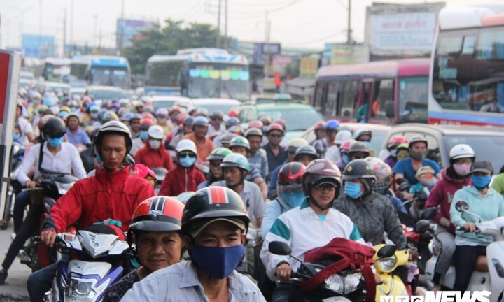 Người dân 'tay xách nách mang' trở lại Sài Gòn sau 3 ngày nghỉ Tết Dương lịch 2018