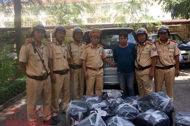 CSGT truy đuổi ô tô chở hàng nghìn bao thuốc lá lậu ở Sài Gòn