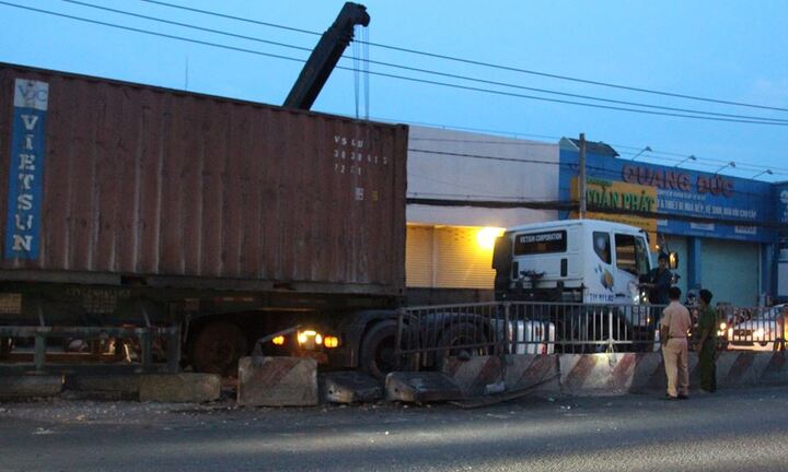 Container cắm đầu vào dải phân cách, giao thông Sài Gòn tắc nghẽn nghiêm trọng