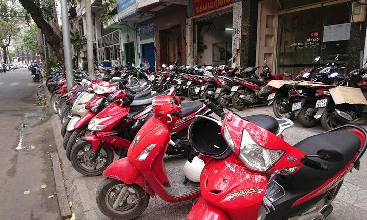 Sau khi dẹp 48 bãi xe 'vua', điểm trông xe tự phát mọc lên như nấm ở quận 1