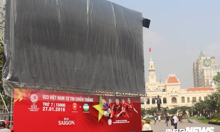 Cận cảnh 10 màn hình 'khủng' xem chung kết U23 Việt Nam ở TP.HCM