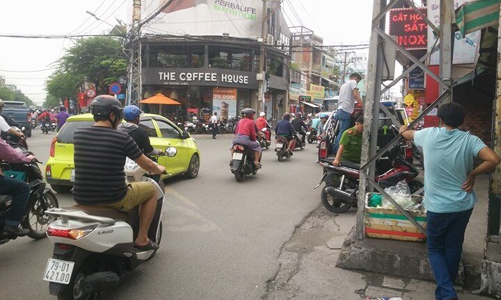 Sau va chạm giao thông, tài xế mặc áo GrabBike đâm gục người đàn ông trên phố Sài Gòn