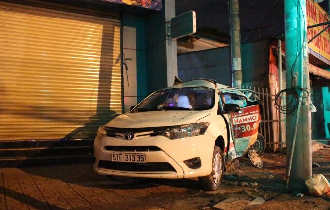 Bị xe container tông, tài xế taxi đang ngủ trên xe thiệt mạng