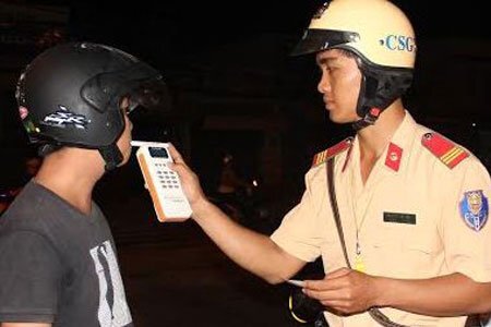 Bị dừng xe kiểm tra, thanh niên tấn công cảnh sát, đập vỡ máy đo nồng độ cồn