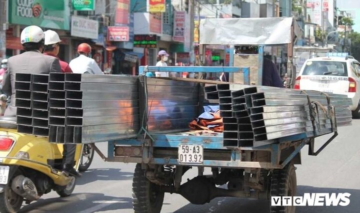 Ảnh: Xe 'máy chém' lộng hành khắp phố Sài Gòn dịp cận Tết