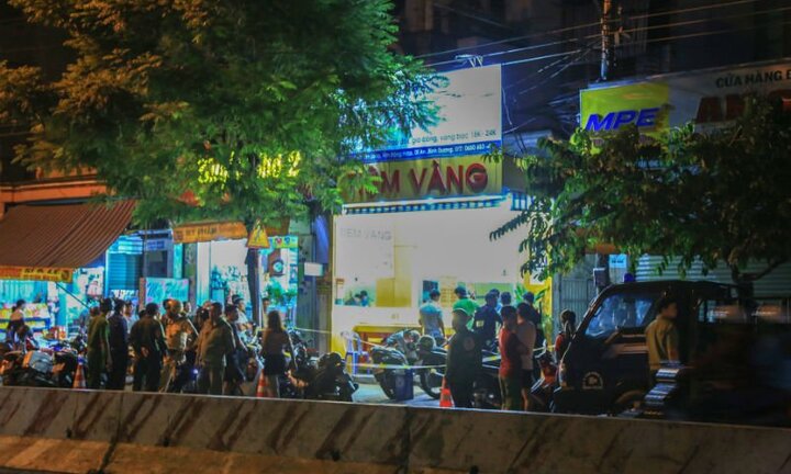 Trích xuất camera truy tìm kẻ mang hung khí cướp tiệm vàng ở Bình Dương