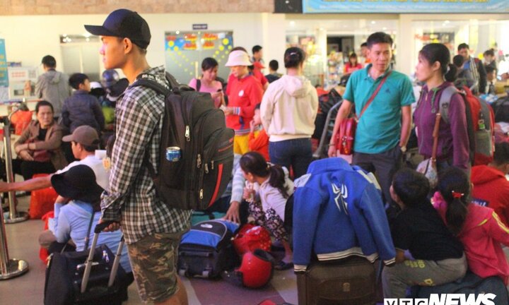 Sân bay, bến xe, ga tàu ở TP.HCM đông nghịt người về quê ăn Tết