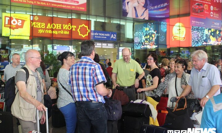 Việt kiều, khách nước ngoài ùn ùn 'đổ bộ', sân bay Tân Sơn Nhất quá tải