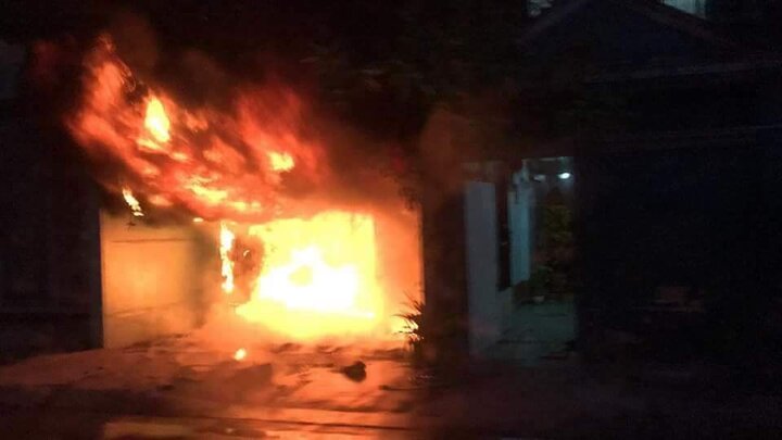 Nhà dân bốc cháy dữ dội mùng 5 Tết