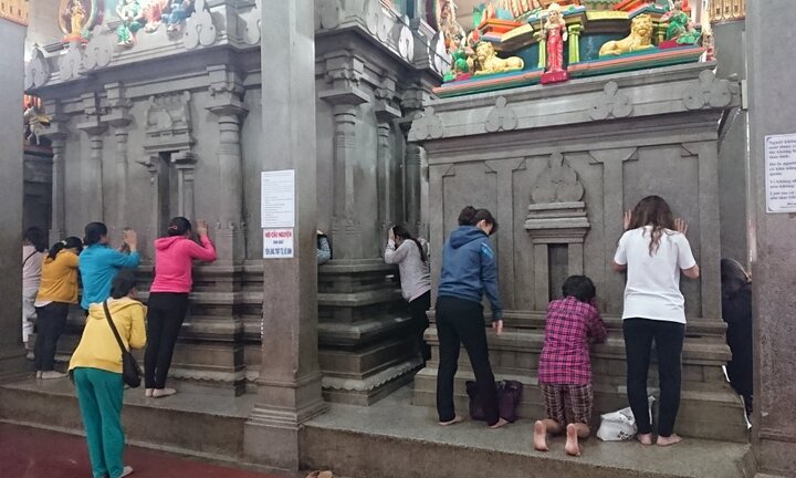 Người dân thì thầm với đá trong ngôi chùa linh thiêng bậc nhất Sài Gòn