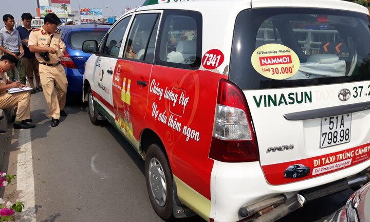 Bốn ô tô tông liên hoàn trên cầu vượt ở TP.HCM