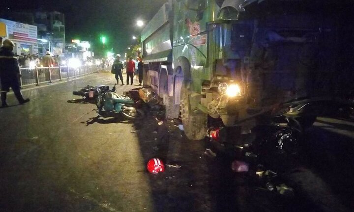 Xe ben cuốn hàng loạt xe máy vào gầm: Một nạn nhân không qua khỏi