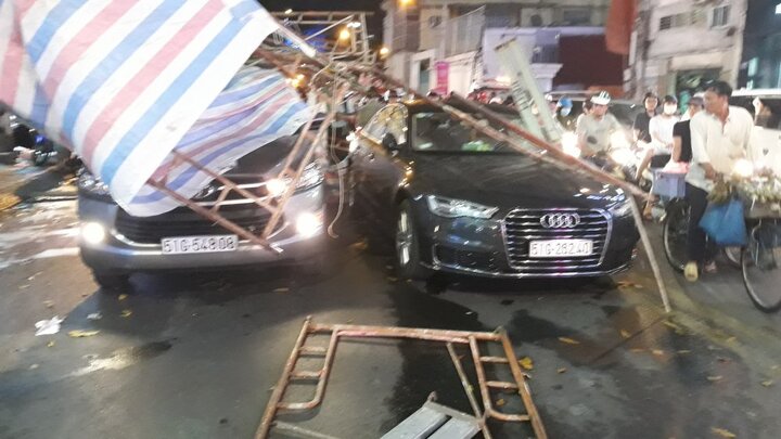 Giàn giáo đổ sập, nhiều ô tô, xe máy bị đè bẹp ở trung tâm Sài Gòn
