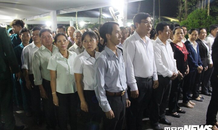 Ảnh: Dân xếp hàng dài trong đêm viếng cố Thủ tướng Phan Văn Khải