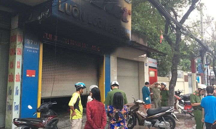 Cảnh sát phá cửa cứu 3 người trong tiệm túi xách bốc cháy dữ dội ở Sài Gòn