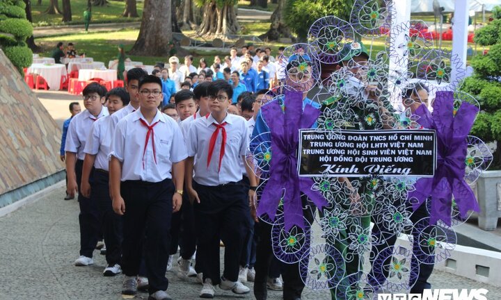 Ảnh: Học sinh xếp hàng dài viếng nguyên Thủ tướng Phan Văn Khải