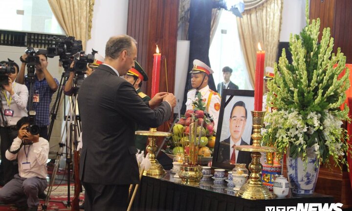 Nhiều đoàn quốc tế viếng nguyên Thủ tướng Phan Văn Khải