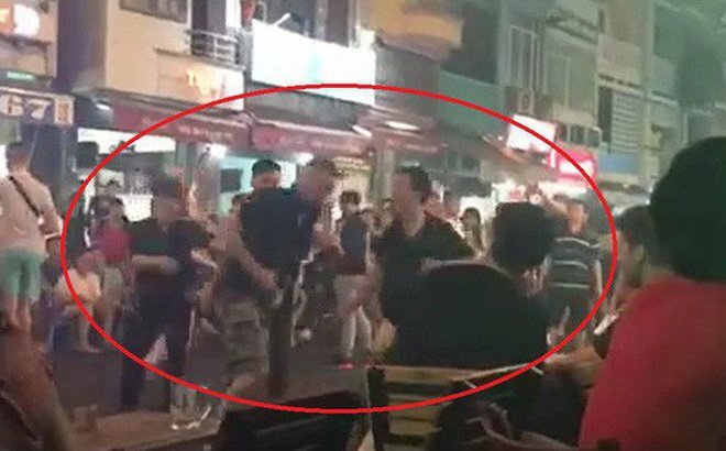 Say xỉn gây rối khiến 3 bảo vệ mất việc, nam du khách nước ngoài xin lỗi