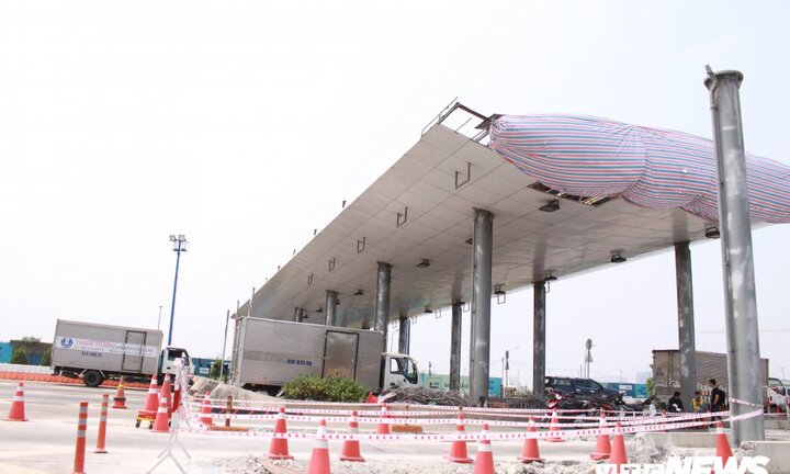 Cận cảnh tháo dỡ trạm thu phí Thủ Thiêm sau 6 năm bỏ hoang ở TP.HCM