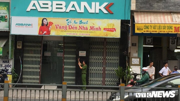 Hai thanh niên nghi dùng súng khống chế bảo vệ, cướp ngân hàng ở Sài Gòn