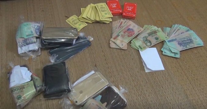 Bắt quả tang cán bộ ngành thuế và ngân hàng đánh bạc