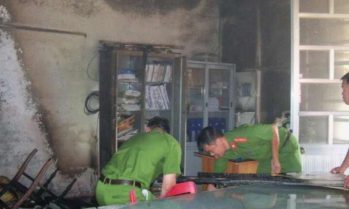 Trụ sở Hội Chữ thập đỏ bốc cháy ngùn ngụt, nhiều tài sản bị thiêu rụi