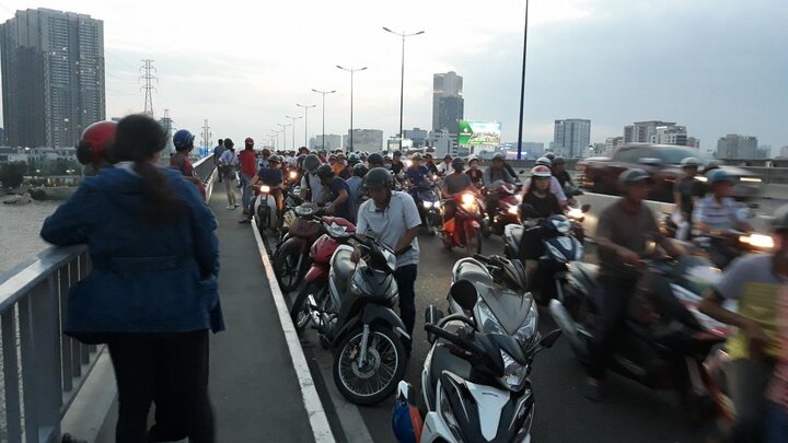 Bỏ lại xe máy, người đàn ông nhảy xuống sông Sài Gòn tự tử