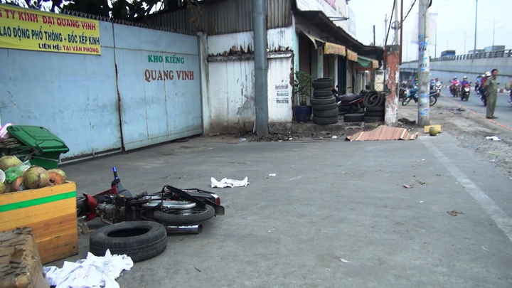 Thi thể người đàn ông bên đường với nhiều vết thương ở Sài Gòn