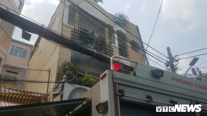 Giải cứu người đàn ông mắc kẹt trong căn nhà bốc cháy ở TP.HCM