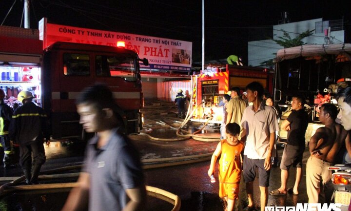 Cháy công ty gỗ trong đêm, người dân gói ghém tài sản tháo chạy