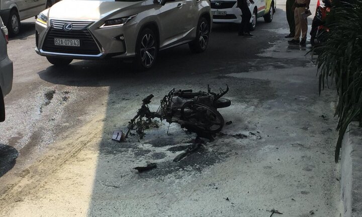 Bị xử phạt, nam thanh niên đốt xe máy trước mặt CSGT giữa Sài Gòn