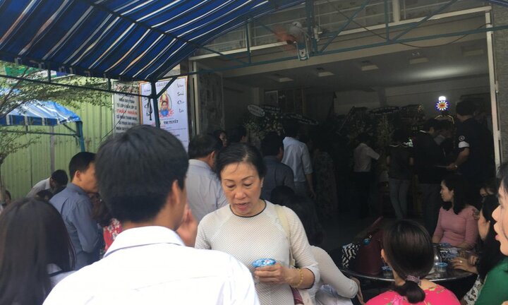 Tiếng khóc xé lòng trong lễ tang cô giáo bị đồng nghiệp sát hại ở Sài Gòn