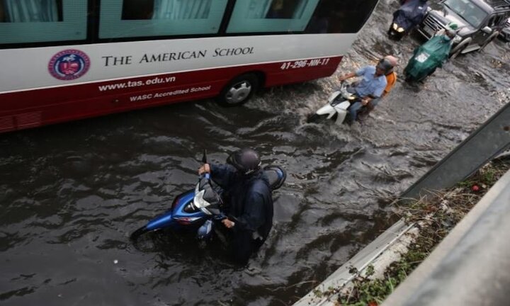 Có siêu máy bơm, đường Sài Gòn vẫn chìm trong biển nước sau cơn mưa lớn
