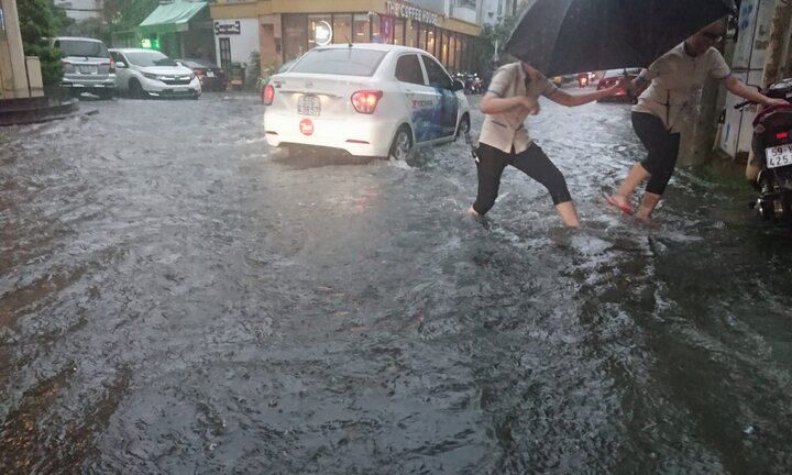 Cửa ngõ sân bay Tân Sơn Nhất ngập nặng sau cơn mưa lớn