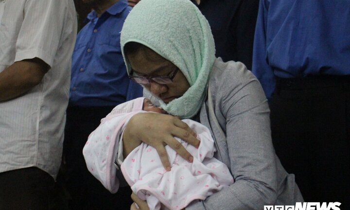 'Cánh tay đắc lực' của bà Hứa Thị Phấn ôm con mới sinh đến tòa