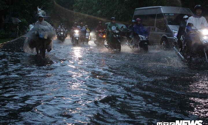 Đường quanh Tân Sơn Nhất mênh mông nước sau trận mưa lớn