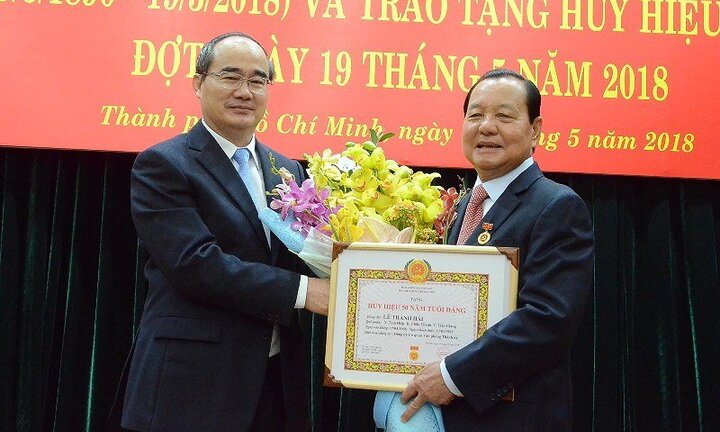 Nguyên Bí thư TP.HCM Lê Thanh Hải nhận huy hiệu 50 năm tuổi Đảng