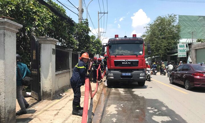 Xưởng mút ở Sài Gòn bốc cháy ngùn ngụt, hàng chục công nhân hoảng loạn tháo chạy