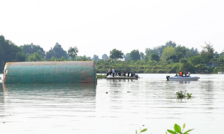 Sà lan chở cát chìm trên sông Đồng Nai, 3 người trong gia đình mất tích