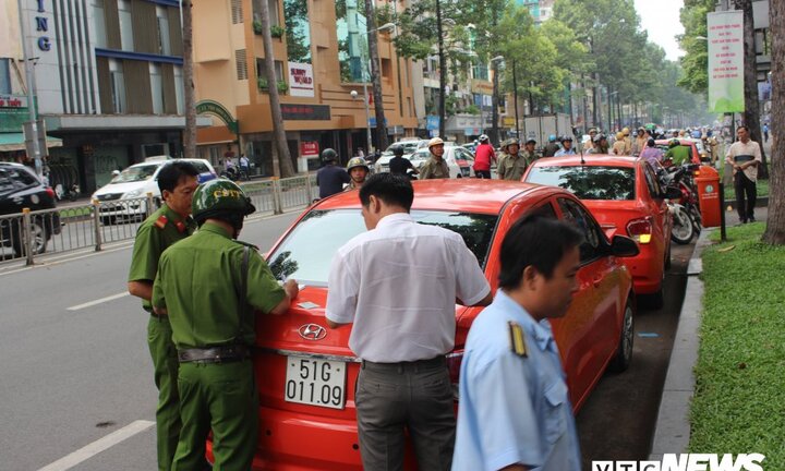 Xử phạt chủ xe xưng của Bộ Công an đậu trái phép trước cổng Bệnh viện Từ Dũ