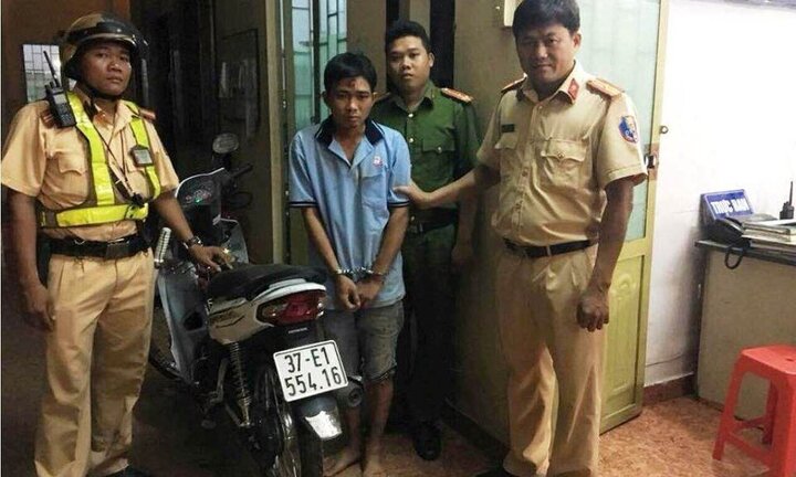 CSGT truy đuổi hơn 2 km bắt nóng tên trộm trong đêm