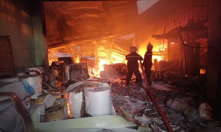 Hai công ty ở TP.HCM bốc cháy ngùn ngụt