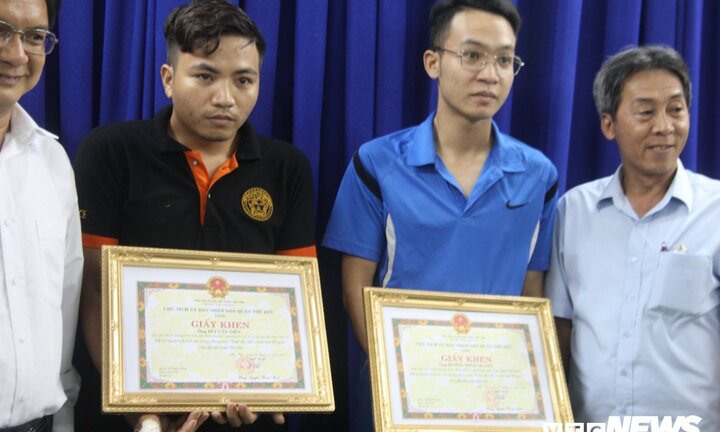 Trao bằng khen cho 3 thanh niên truy bắt cướp bị đâm trọng thương ở TP.HCM