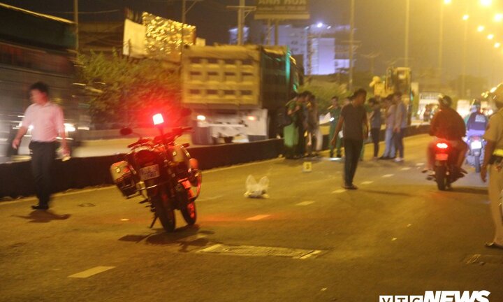 Nhân chứng kể thời điểm nam thanh niên chạy xe máy gần nhóm đua xe bị bắn chết